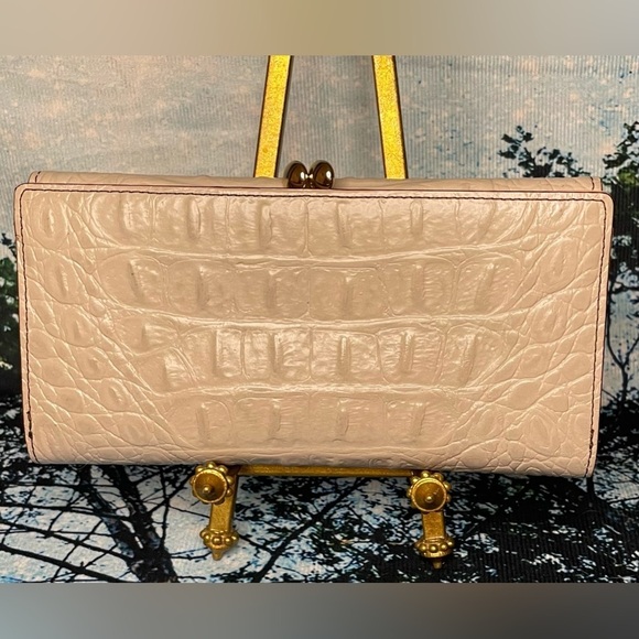 Kate Spade Cream Croc-Embossed kiss lock 🔑 - Picture 3 of 8